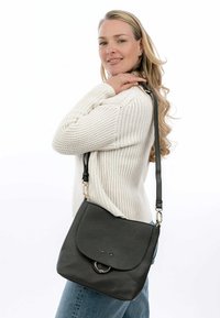 Borsa a tracolla in pelle grigia scura con finitura testurizzata, pattina incorniciata, dettagli dorati e tracolla regolabile. Presentata su uno sfondo semplice.