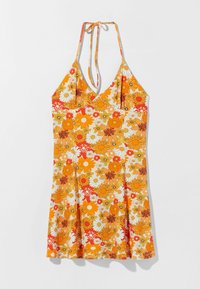 Hihaton oranssi halter-mekko, jossa on V-pääntie ja eläväinen kukkakuosi oranssin, valkoisen, keltaisen ja punaisen sävyissä.