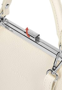 Kremowa skórzana torebka o teksturowanej powierzchni, z metalowym zapięciem w kolorze srebrnym oraz odpinanym paskiem. Akcentowana eleganckim mechanizmem zamknięcia.