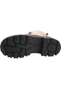 Zwarte rubberen zool met een zigzag profiel, met diepe groeven voor grip. Ronde vorm, stevige constructie en een gladde afwerking.