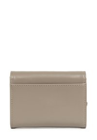 Compact taupe lederen portemonnee met schone stiksels en een klep sluiting, van achteren weergegeven op een witte achtergrond.