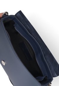 Donkerblauwe leren handtas geopend om de zwarte stoffen binnenkant te tonen met ritsvak en zilveren magneetsluiting op het klepje.