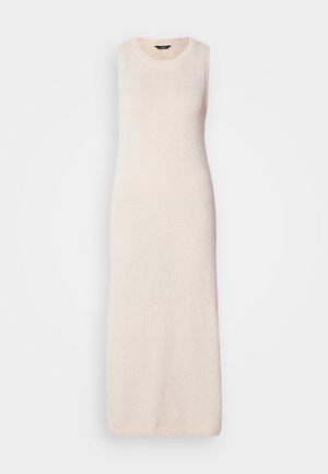 Vestido maxi de punto sin mangas en beige claro, con una superficie texturizada y un escote redondo, cayendo recto hasta el dobladillo.