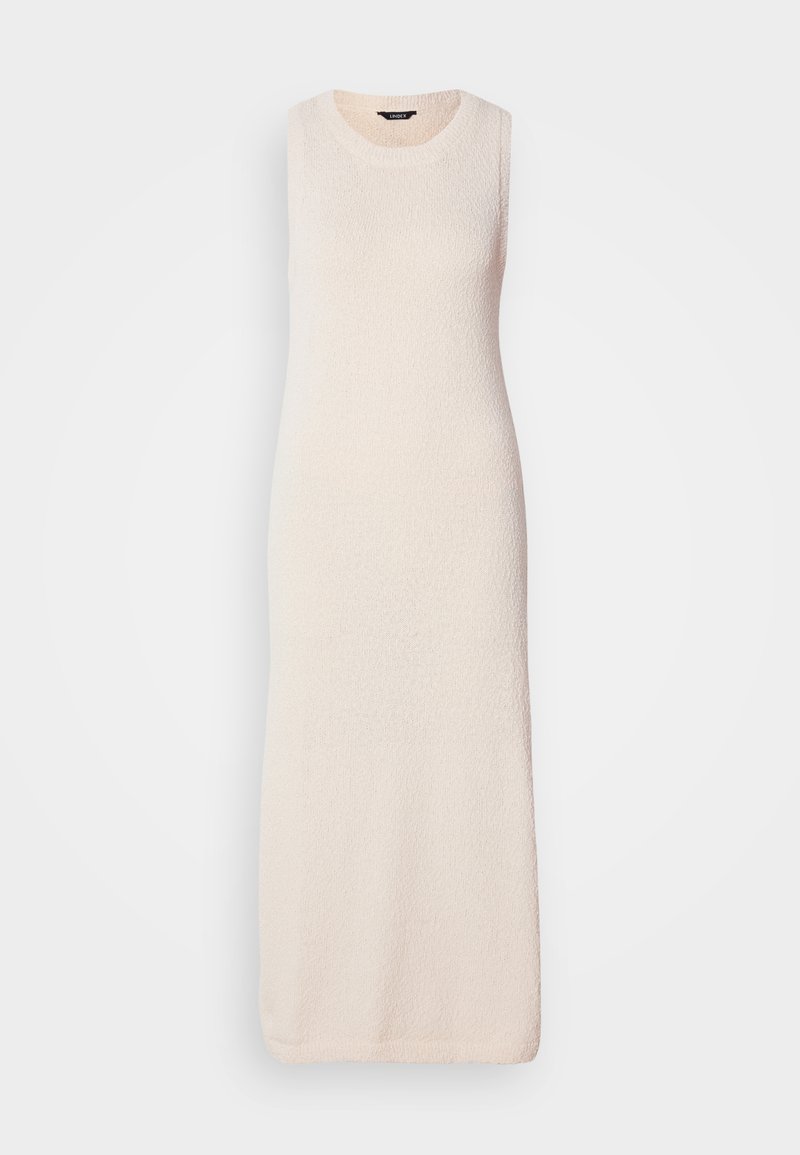 Robe maxi sans manches en tricot de couleur beige clair, avec une surface texturée et un col rond, tombant droit jusqu'à l'ourlet.