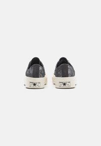 Converse CHUCK 70 SHIMMER - Tossud - vamp pyre/egret/silver