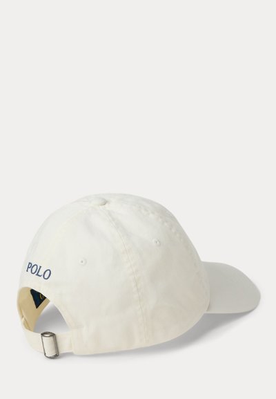 Witte verstelbare baseballpet met metalen gesp en "POLO" in blauw geborduurd op het achterpaneel.