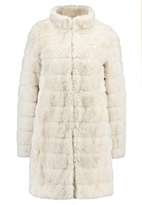 Vit faux fur-kappa med hög krage, quiltat mönster och långa ärmar; mjuk textur och en strukturerad, knälång silhuett.