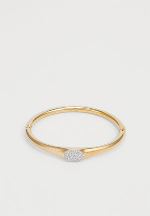 Goldfarbener Metallarmreif mit glatter Oberfläche und einem zentralen ovalen Detail, verziert mit klaren, runden Strasssteinen.