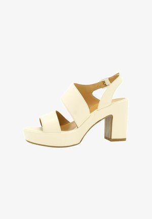 Białe sandały na platformie z szerokimi paskami, blokowym obcasem i designem slingback. Gładka tekstura skóry i lekkie wycięcia po bokach.