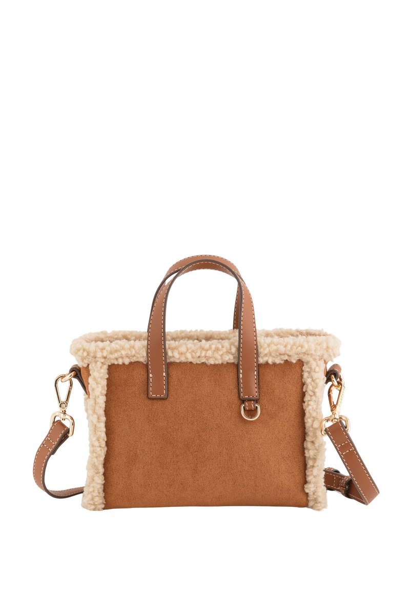 Bolso de ante marrón con ribete de borrego crema, doble asa superior y correa de hombro desmontable. Detalles en hardware dorado y costuras decorativas.