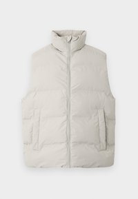 Lys grå puffer vest med høj krave, frontlynlås og to sidelommer; glat tekstur og quiltet design med polstrede sektioner.
