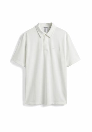 Camiseta polo blanca de manga corta con cuello y abertura de dos botones, diseño minimalista sobre fondo blanco liso.