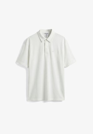 Polo blanc à manches courtes avec col et patte à deux boutons, design minimaliste sur fond blanc uni.
