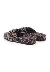 Sandaal met luipaardprint, voorzien van een textuurriem, gemaakt van zacht materiaal en een platformzool voor extra hoogte en comfort.
