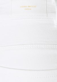 Vero Moda Petite VMHOT SEVEN PUSH PANT - Calças de ganga de corte skinny - bright white
