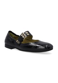 Schwarze Lackleder-Ballerinas mit runder Zehenpartie, ausgestattet mit einem breiten Riemen und einem dekorativen goldenen Hardware-Detail. Glatte Textur, flacher Absatz.