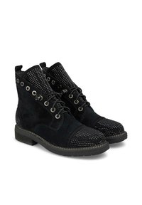 Botas de tobillo de ante negro con detalles trenzados, ojales de metal y punteras texturizadas. Diseño con cordones y acentos laterales en contraste.