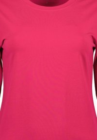 Fuchsia-langärmliges T-Shirt aus glattem Baumwollstoff, mit Rundhalsausschnitt und tailliertem Schnitt. Keine sichtbaren Muster oder Akzente.