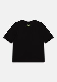 Camiseta negra de manga corta con cuello redondo y un logo "EA7" en neón verde en la parte superior de la espalda, confeccionada en suave material de algodón.