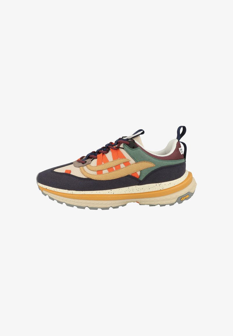 Sneaker multicolore con una miscela di materiali blu navy, verde, arancione e beige. Parte superiore testurizzata, suola in gomma con dettagli maculati e design con lacci.
