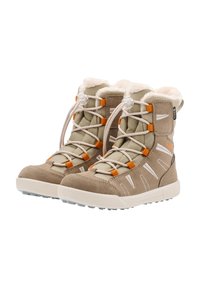 Stivali impermeabili beige e marroni con tomaia alta, rivestimento interno in pelliccia, materiali sintetici e in pelle scamosciata, lacci arancioni e suola in gomma testurizzata.