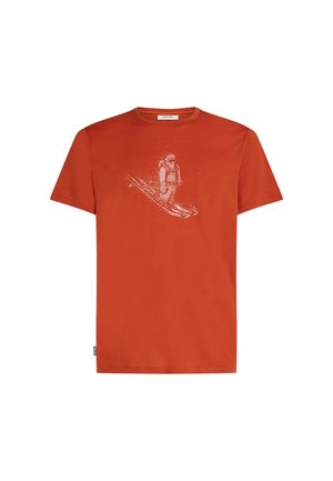 Katoenen T-shirt in fel oranje, met een witte afbeelding van een skier. Ronde hals, korte mouwen, ontspannen pasvorm, zachte textuur.