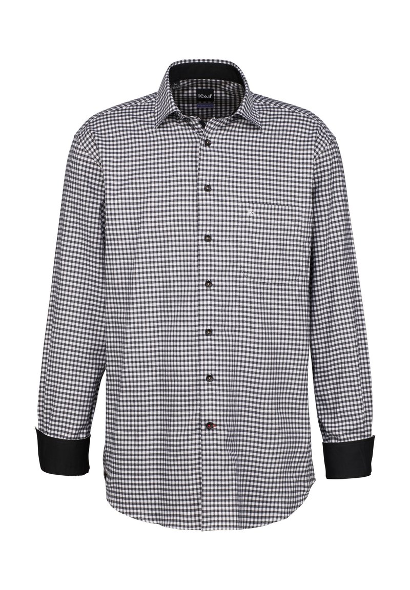 Camicia a maniche lunghe a scacchi bianco e nero con chiusura a bottoni, polsini neri a contrasto e taschino sul lato sinistro del petto.