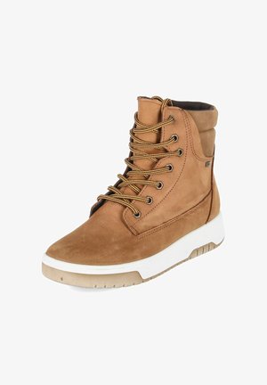 Bota casual alta de color canela con tobillo acolchado, suela blanca contrastante y cordones a rayas marrón amarillentas sobre un fondo blanco liso.