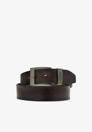 Brązowy skórzany pasek o strukturalnym wykończeniu z prostokątną metalową klamrą w ciemnoszarym kolorze. Posiada wiele otworów umożliwiających regulację rozmiaru.