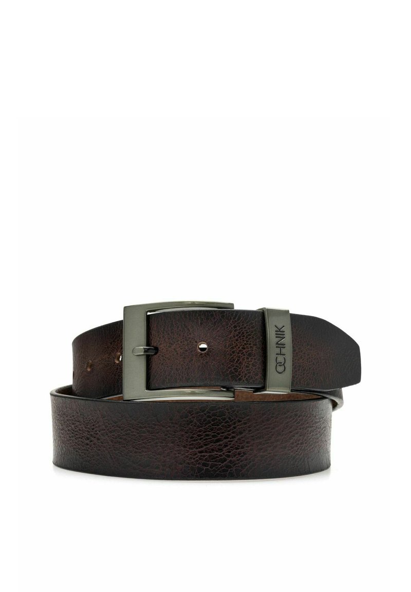 Brązowy skórzany pasek o strukturalnym wykończeniu z prostokątną metalową klamrą w ciemnoszarym kolorze. Posiada wiele otworów umożliwiających regulację rozmiaru.