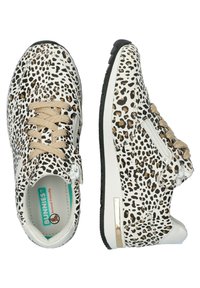 Witte sneakers met een luipaardprint, een textuur aan het oppervlak, beige veters, zilveren ritsdetails en een gouden accent op de zool.
