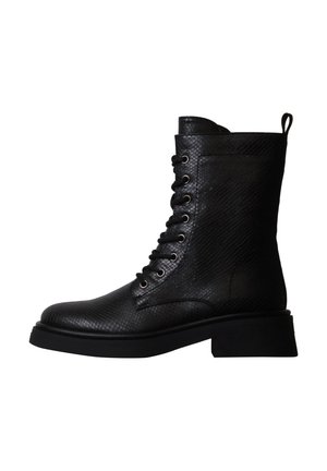Botte de combat noire à tige haute en cuir texturé, fermeture à lacets devant, semelle épaisse et languette à l’arrière.