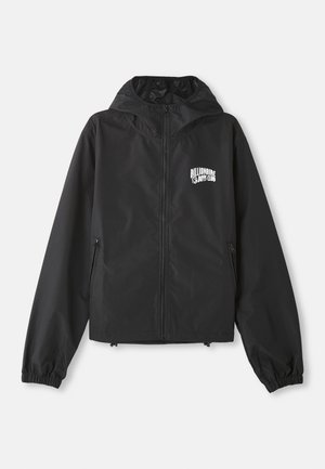 Schwarze leichte Jacke mit Kapuze, langen Ärmeln, Frontreißverschluss und elastischen Bündchen. Verfügt über das weiße "Billionaire Boys Club"-Logo auf der Brust.