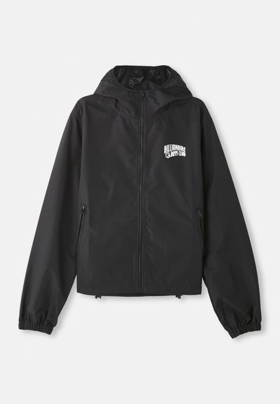 Črna lahko jakna s kapuco, dolgimi rokavi, sprednjim zadrgo in elastičnimi manšeti. Na prsih je bel logotip "Billionaire Boys Club".
