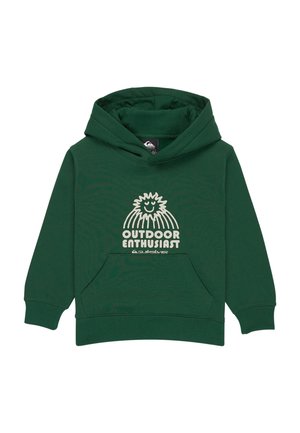 Donkergroene hoodie met een voorzak, voorzien van een lachende zonafbeelding en de tekst "Outdoor Enthusiast" in crèmekleur.