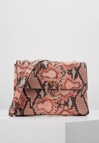 Borsa rettangolare con motivo in pelle di serpente rosa e marrone, dotata di tracolla regolabile e chiusura a fibbia ovale dorata, esposta su una superficie bianca.