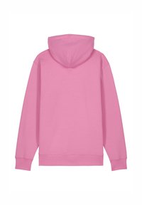 Roze hoodie heeft een capuchon, lange mouwen en een ontspannen pasvorm. Gemaakt van zachte stof met ribgebreide manchetten en zoom, geen patroon of accenten zichtbaar.