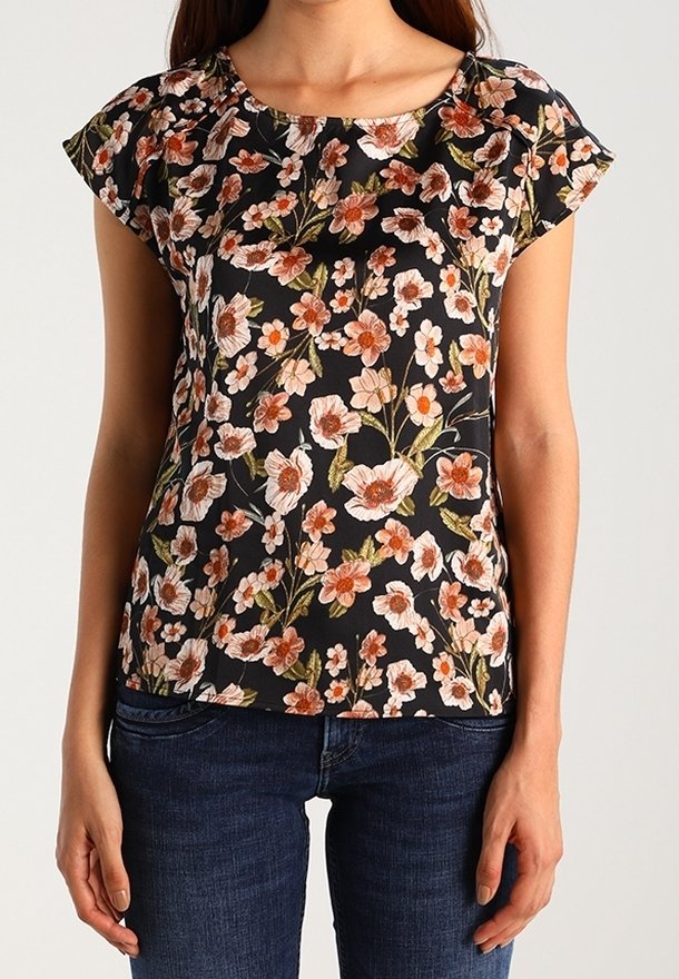 Blouse fleurie à manches courtes, fond noir, avec des fleurs imprimées en nuances d’orange et de blanc. Tissu doux avec une coupe ample.