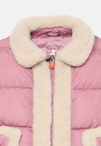 Vaaleanpunainen puff jacket pehmeällä kerma-värisellä fleece-kauluksella, vetoketjulla ja logopainatuksella; sisältää ommeltuja paneeleja rakenteellisen muodon saavuttamiseksi.