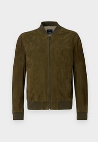 Ελιά πράσινο σουέτ μπουφάν με φερμουάρ, ριμπ μανσέτες και στρίφωμ�α, και δύο μπροστινές τσέπες. Διαθέτει λογότυπο στη δεξιά μανσέτα.