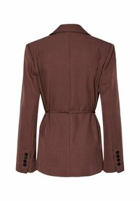 Bruine op maat gemaakte blazer met lange mouwen, een tailleband aan de achterkant en knoopdetails op de manchetten, getoond vanaf de achterkant.