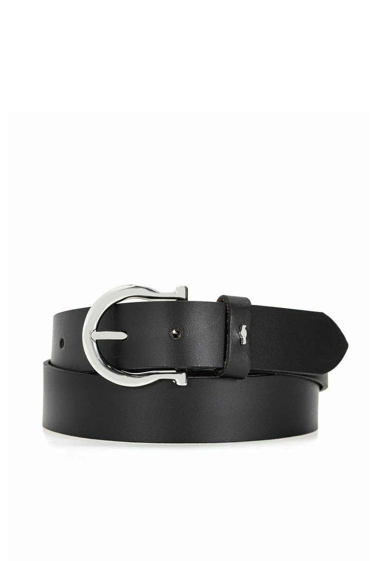 Czarny skórzany pasek z srebrną metalową klamrą, gładką fakturą i klasycznym wzornictwem, posiadający wiele otworów do regulacji.