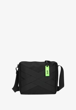Borsa a tracolla nera con tessuto testurizzato, cinturini diagonali, chiusura con zip e un'etichetta verde. Presenta una tracolla removibile.