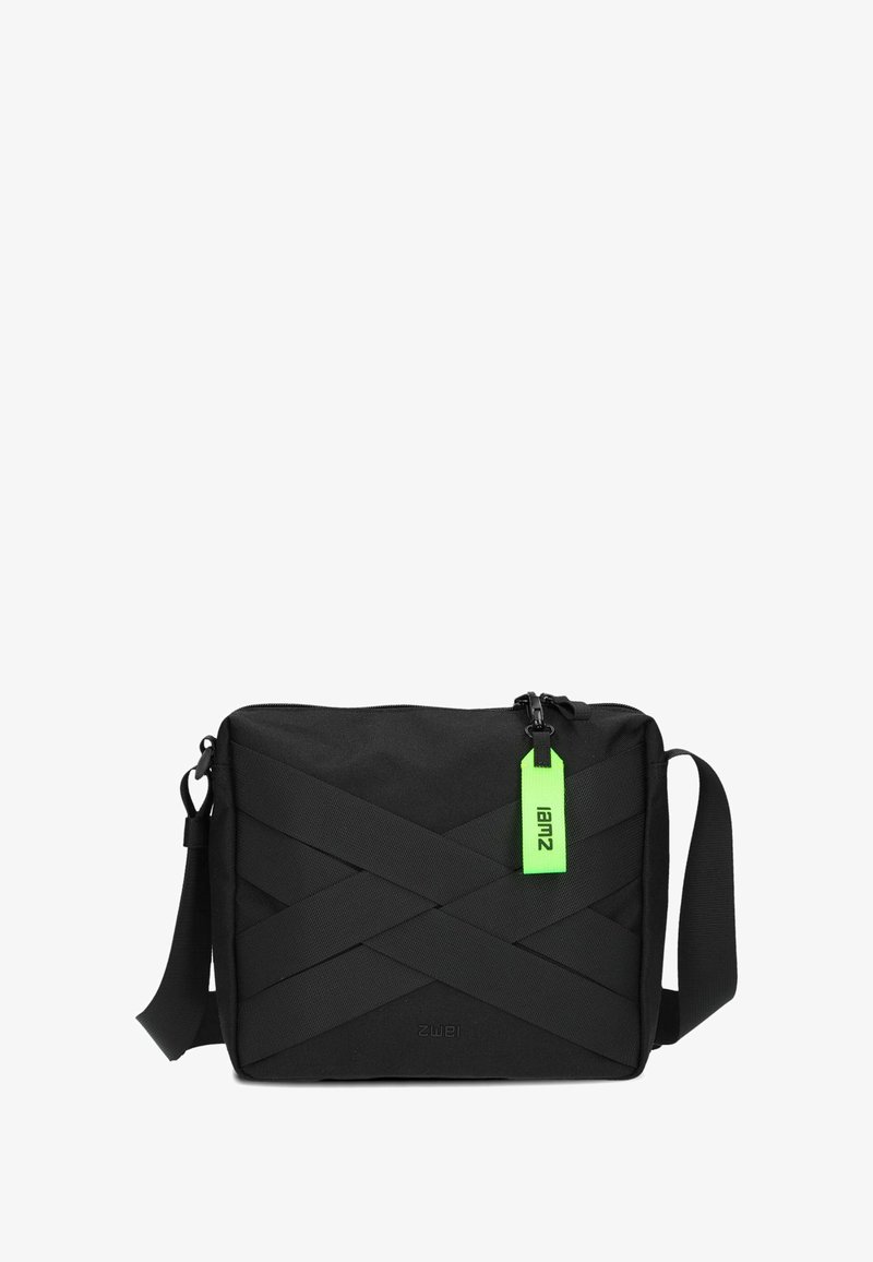 Borsa a tracolla nera con tessuto testurizzato, cinturini diagonali, chiusura con zip e un'etichetta verde. Presenta una tracolla removibile.