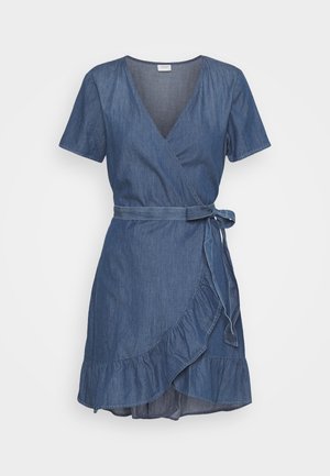 Denim-Wickelkleid mit kurzen Ärmeln, V-Ausschnitt, Bindegürtel und gerafftem Saum. Es hat eine mittlere blaue Farbe und eine glatte Textur.