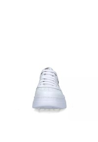 Sneaker bianco in pelle con texture liscia, punta tondeggiante e suola in gomma spessa. Presenta lacci bianchi e piccole perforazioni sui lati.