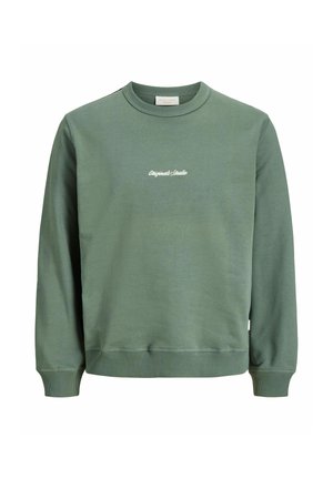 Sweat-shirt vert col rond à manches longues avec un petit texte blanc « Originals Studio » centré sur la poitrine.