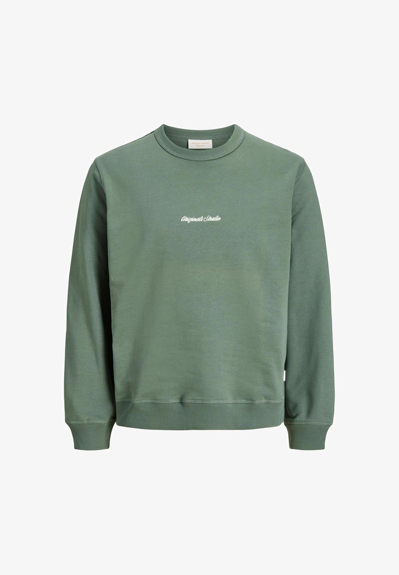 Sweat-shirt vert col rond à manches longues avec un petit texte blanc « Originals Studio » centré sur la poitrine.