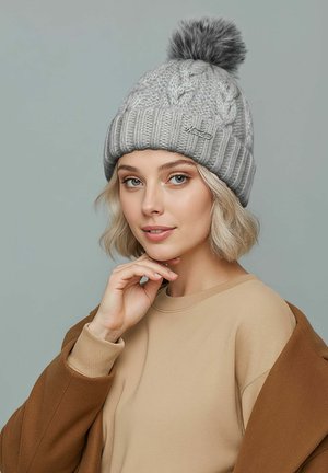 Graue Strickmütze mit grobem Rippenmuster, ausgestattet mit einem großen grauen Kunstpelz-Pompon oben und einem kleinen Logotag an der Seite.