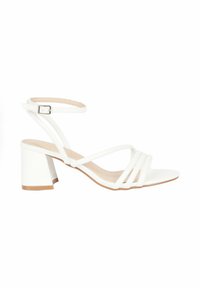 Sandali bianchi con tacco alto e design con punta aperta. Presentano tre cinturini incrociati e una cinghia alla caviglia regolabile, con tacco a blocco per stabilità.